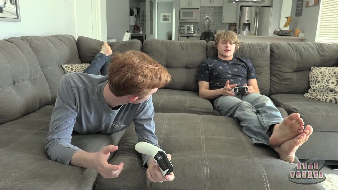 Robin Is Too Distracted For Games - Andrew Lee, Robin Moore
