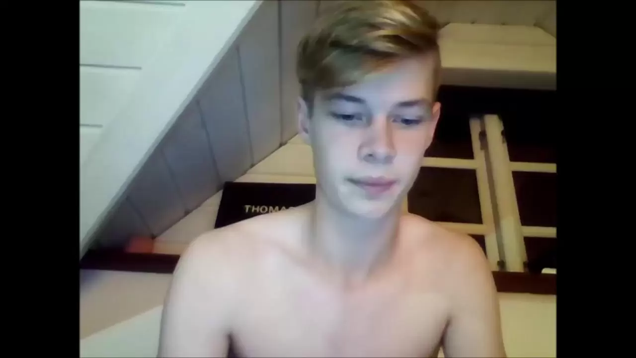 Un garçon blond chaud aux yeux bleus jouit sur la cam