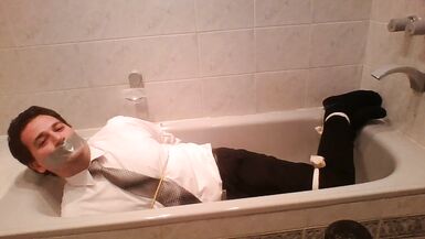 Martin Küvette Bağlandı ve Ağzı Ağzı Kesildi