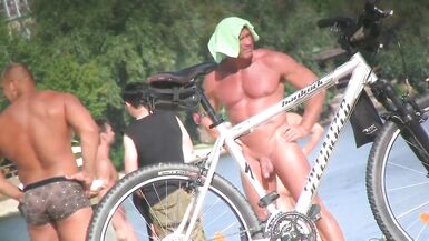 BORCHIE NUDE ALLA SPIAGGIA NUDISTA