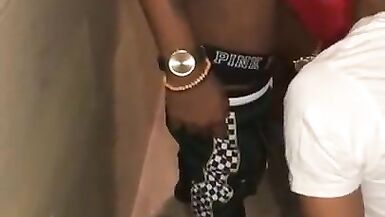 Negros teniendo sexo grupal en las escaleras del apartamento