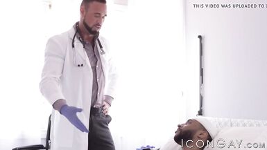 Afro adam Jaxx Maxim doktoru Michael Roman ı dövüyor