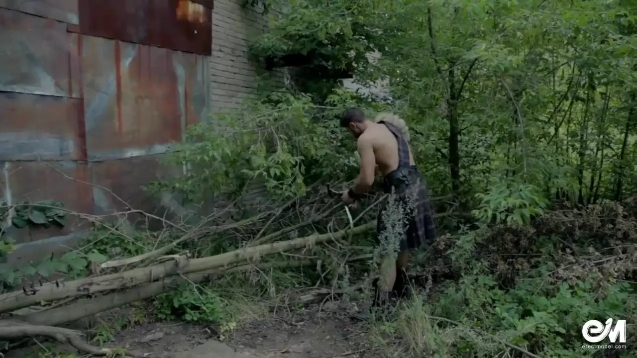 Mignon goujon torse nu en kilt écossais jouant avec Jock après un travail  acharné