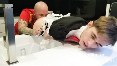 Сисси FemBoy удовлетворяет грубого австралийского сахарного папу, когда тот парень приходит домой