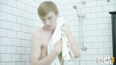 Twinky Tigran se branle dans les toilettes!SCÈNE SOLO COMPLÈTE!4K