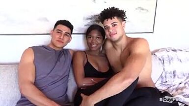 Kalın Horoz ile 10-Pounder BBC ile Güzel Bir Adam Tarafından Pompalanan Edinir