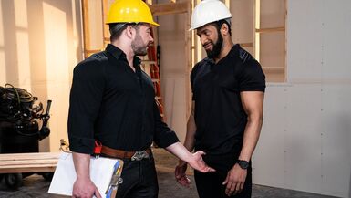 Devasa set çalışanları muazzam set ramrodları kullanıyor