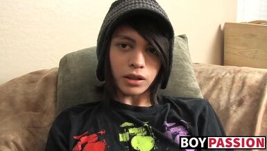 Slender twink Roxy stuffs sex tool and wanks off after interview