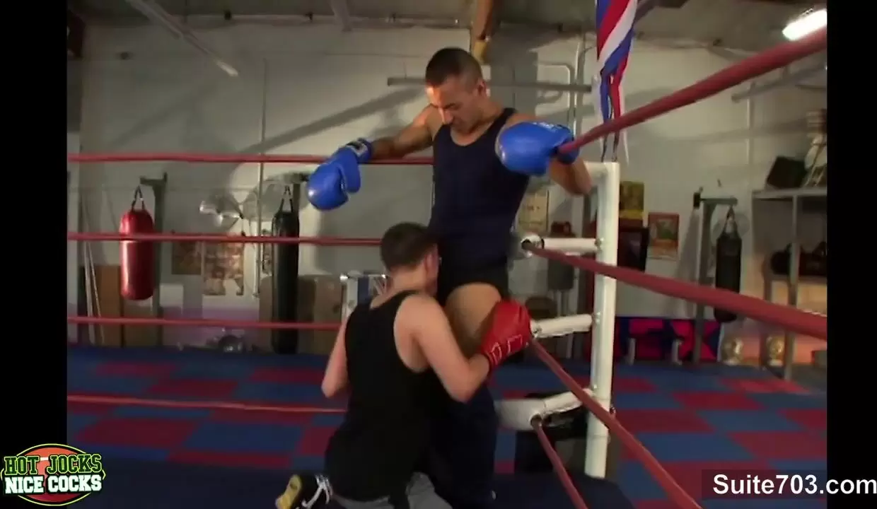 Boyz de boxe gay ayant des relations sexuelles dans la salle de sport