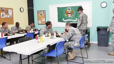 Haydens Wang Shlong gonfle des hommes de l armée en tenue naturelle et en âge légal