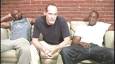 Orta yaşlı beyaz adam siyah erkekler tarafından paylaşılıyor