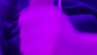 किशोर सोलो हस्तमैथुन कर रहा है और गधे के साथ खेल रहा है जबकि सौतेला पिता देख रहा है