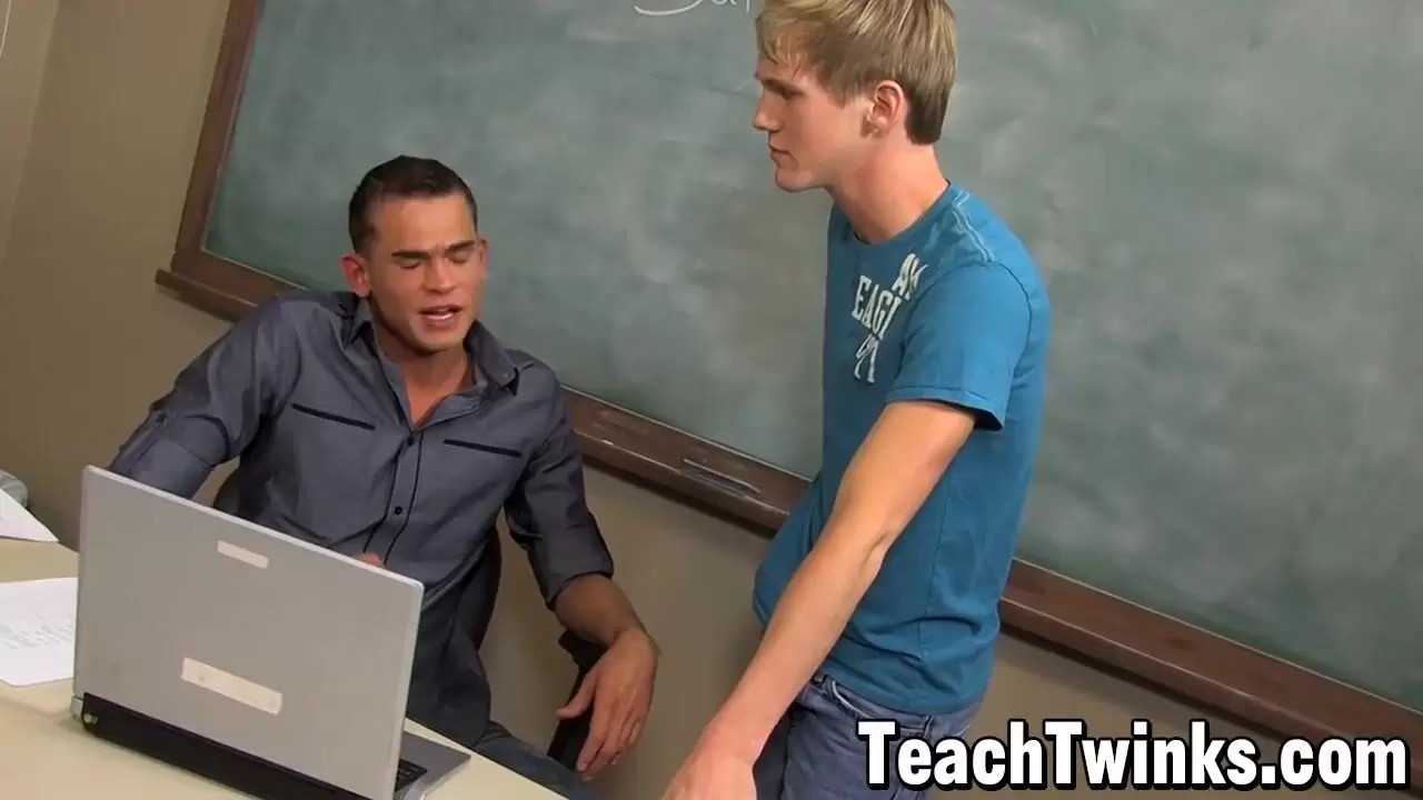 Colegiala Hayden Chandler follada analmente por el profesor Luke Milan