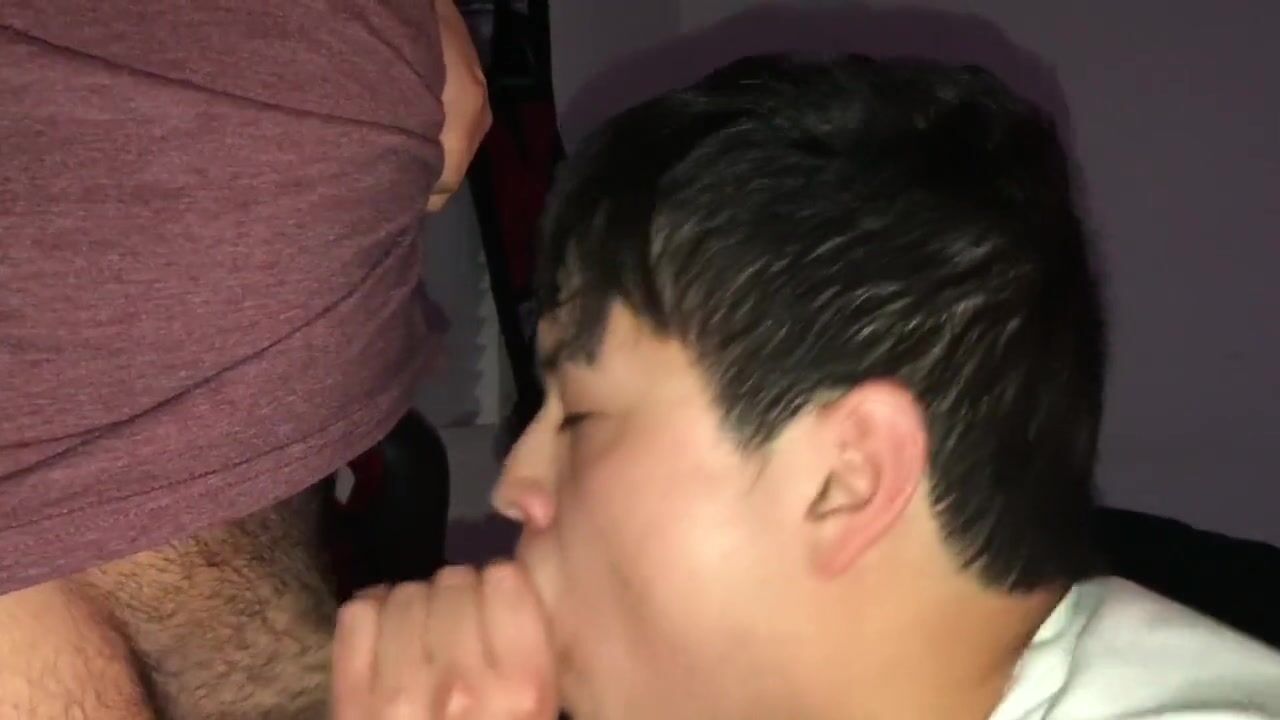 Chupando a un amigo hetero durante la película @heismathewn