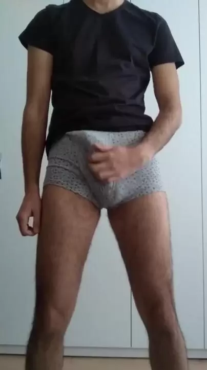 Ол оның аузына сипап күледі.