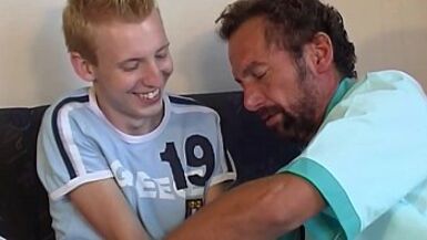 Twink wird von Stepdad barebacked