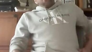 Sözlü jock bro jerks, ebeveynler uzakta ve cum yediğinde kendinden porno izler