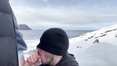 Stroit mais curieux étranger pousse sperme dans ma bouche sur la piste de randonnée publique