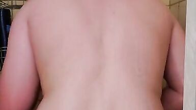 Pussy Boy gioca sotto la doccia