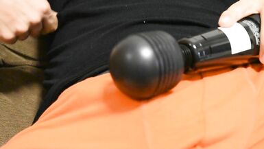 शौकिया ब्रदर्स पैंट में इलेक्ट्रिक हस्तमैथुन स्खलन क्योंकि यह अभी भी डालने के लिए शर्मनाक है