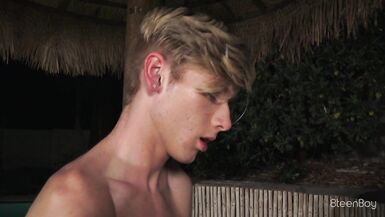 Hot Tub Hotties - Julian Bell, Riley Finch