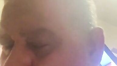 Sıcak deneyimsiz dövmeli adam beni tekrar besler