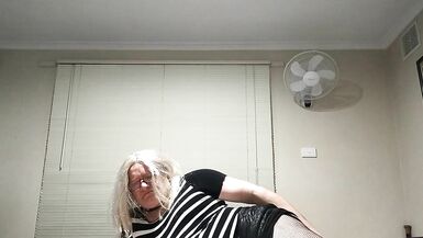 Daisy kıçını büyük bir salatalık koymaya çalışıyor