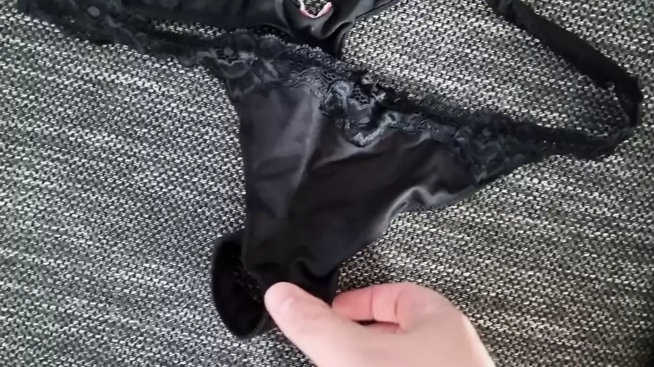 Sabrinas tanga + cumshot giyiyor