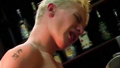 Sarışın oğlan onun sıkı kıçını alır bir adamla bir adam tarafından zor becerdin