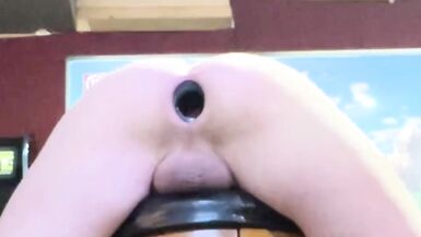 Livenlove nous montre son cul ouvert et ses pieds