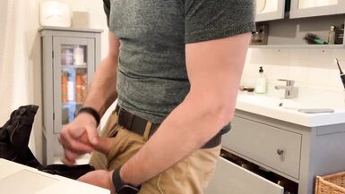 Bâcher ma viande dans la salle de bain, la masturbation verbale et le cumming dans un pantalon kaki