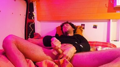 Sulu horoz olan hippi adam, minibüsündeki soğutulmuş akşam sırasında yüksek sesle orgazm çalkalayan inanılmaz bir bacak var.