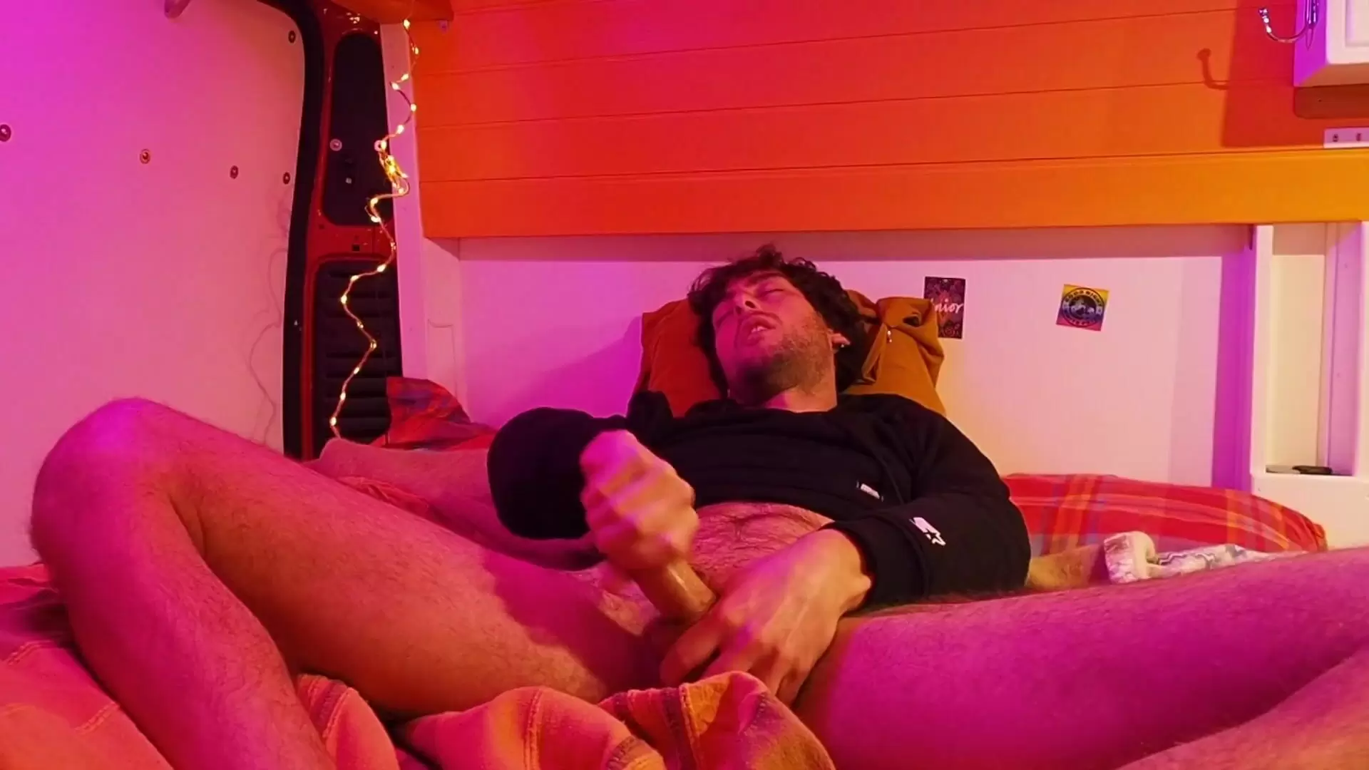 Cara hippie com galo suculento tem uma perna incrível tremendo orgasmo alto  durante a noite gelada em sua van
