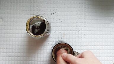 Urso inexperiente faz café para você, para se divertir. - 2 image