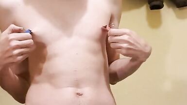 Meme kelepçeleri ile kendi cum yeme ve göğsümü sıkar.Kendini bdsm