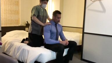 Gay porn star Ryuji came to receive a massage in a suit. Take off, do naughty things, and finish wit