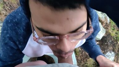 Ao lado e campista da faculdade me dá a seguir do lado de fora do acampamento