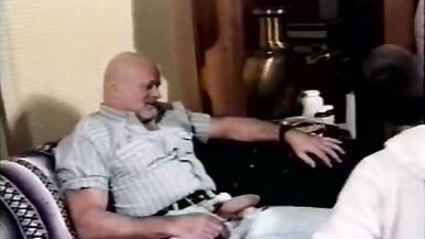 Deux grands-père chauds et un garçon