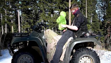 Байкер трахается с плюшевой игрушкой, пока на ATV Four Wheeler в пустыне.