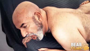 Bearfilms sal sam sam black हस्तमैथुन और गुदा खेलता है