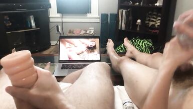 Düz en iyi arkadaşlar, yeni oyuncaklarda mastürbasyon yaparken sert cum sert