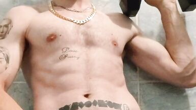 Mastürbasyon yaparken ve işemek çeşme çekerken kasları aptallarla esnemek.Kısa hızlı cum.