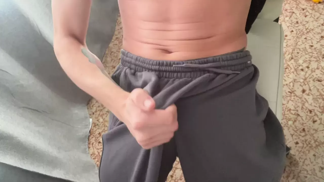 Während Papa schläft, riss er ab und spritzte direkt in seine Hose
