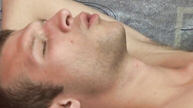 Sevimli Twink, erkek arkadaşına bir eyersiz sıcak eşek fuck verir