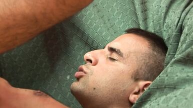 Büyük bir horoz ile sert adam, yeni arkadaşını kıçında derin ve uzun bir cumshot alır