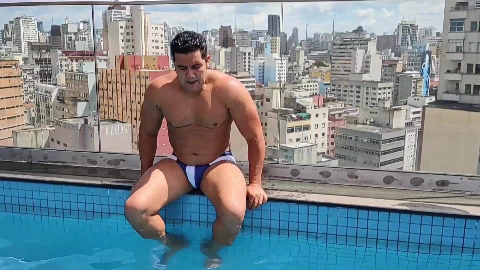 Yuri Gaucho Amigo called to enjoy a pool