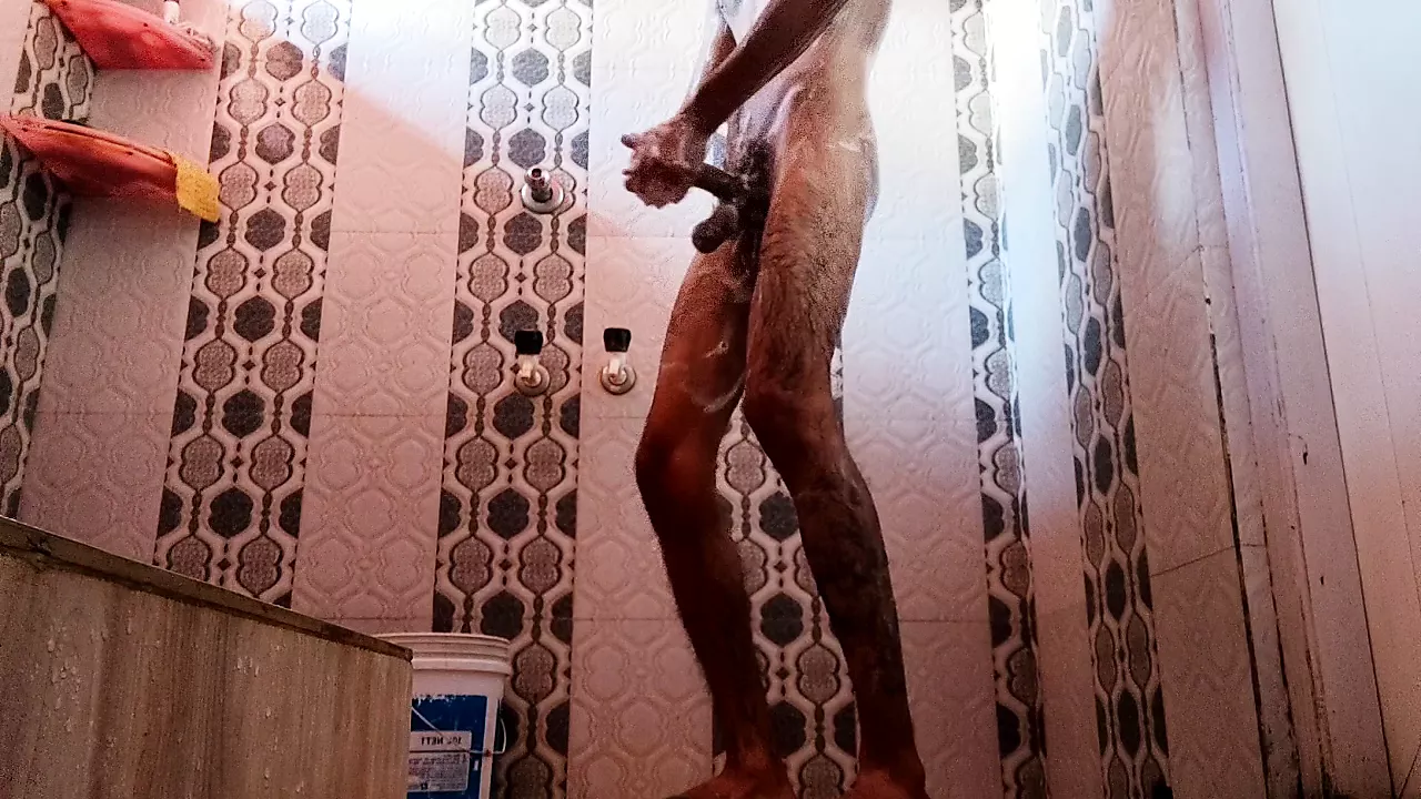 Niño inexperto bañándose y masturbándose con su gran polla en el baño