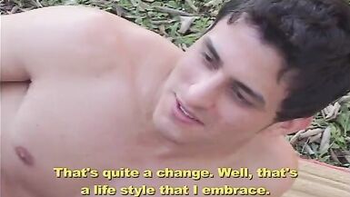 Vahşilikte, şiddetle siktiği ve vücutta fışkırttığı sarışın bir twink ile tanışır