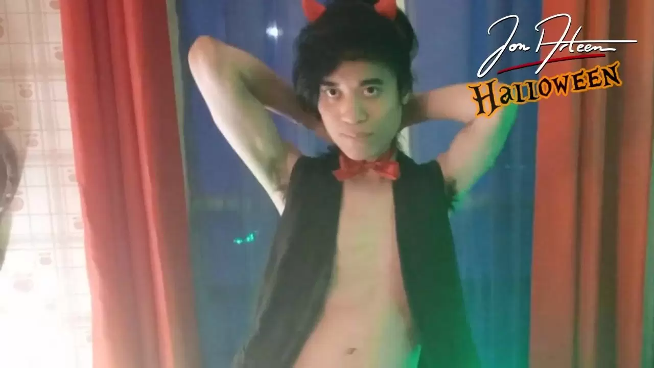 Twink Devil Jon  Arteenはハロウィーンのストリップショー、クロスドレス、彼の滑らかなお尻を見せ、彼の亀頭をstrokeで、コックからぐらつきをします