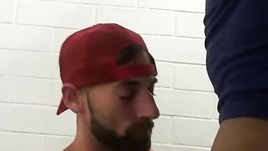 Der puertoricanische Freund fickt mich in die Wand des öffentlichen Badezimmers.Bewölkter Tag